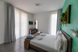 Кровать или кровати в номере Bellagio Village- 4 Apartments by the lake - Seasonal Warm Pool and Sauna