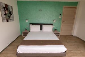 Кровать или кровати в номере Bellagio Village- 4 Apartments by the lake - Seasonal Warm Pool and Sauna