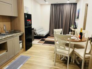 eine Küche und ein Wohnzimmer mit einem Tisch und Stühlen in der Unterkunft Naxinh3 in Kim Quan