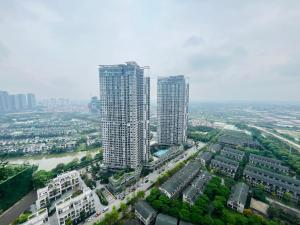 eine Luftansicht einer Stadt mit hohen Gebäuden in der Unterkunft Naxinh3 in Kim Quan