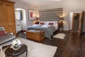 een slaapkamer met een groot bed en een bank bij Aikwood Tower in Selkirk