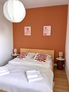 a bedroom with a bed with white sheets and two lamps at Apartament Gdynia z duszą in Gdynia