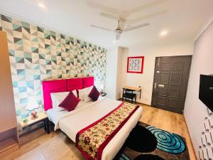 Giường trong phòng chung tại Qotel Hotel Chhatarpur- Opp Tivoli garden