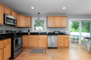 Кухня або міні-кухня у Contemporary Comfort - Game Room & Portland Access