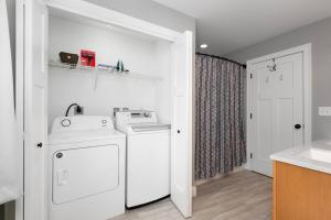 Ванна кімната в Contemporary Comfort - Game Room & Portland Access