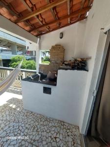 uma cozinha com fogão numa casa em Studio com varanda - Melhor localização do Arruda no Recife