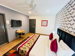En eller flere senge i et værelse på Qotel Hotel Chhatarpur- Opp Tivoli garden
