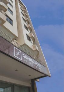 un cartello sul lato di un edificio di Grande Hotel Ipatinga a Ipatinga