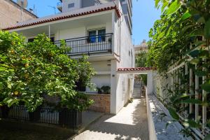 Une allée dans une maison arborée dans l'établissement THE BEST HOUSE IN P.FALIRO NEAR THE SEA vipgreece, à Athènes