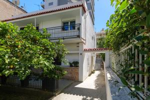 un callejón en una casa con árboles en THE BEST HOUSE IN P.FALIRO NEAR THE SEA vipgreece, en Atenas