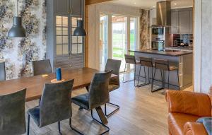 cocina y sala de estar con mesa de madera y sillas en 5 Bedroom Beautiful Home In Tingsryd en Tingsryd