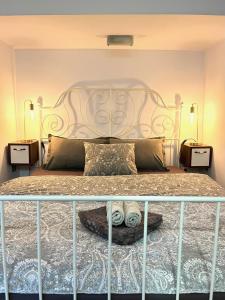 1 dormitorio con 1 cama grande y 2 mesitas de noche en HealthyStudio512 Apartments en Kotor
