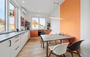 Eilenburg的住宿－2 Bedroom Gorgeous Apartment In Eilenburg，橙色和白色的厨房配有桌椅