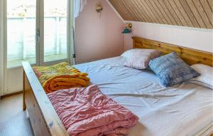 5 Bedroom Stunning Home In Köpingsvik客房内的一张或多张床位