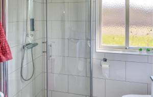5 Bedroom Stunning Home In Köpingsvik的一间浴室