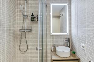 Un baño con ducha, inodoro y lavabo. en Can Muntaner Duplex, en Palamós 21 fotos más