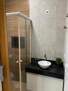 y baño con lavabo y ducha acristalada. en Novíssimo apto no Centro RJ en Río de Janeiro