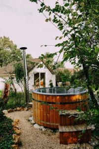 una bañera de hidromasaje en el patio trasero de una casa en Eco-friendly WelnessCabin in Liglet en Liglet