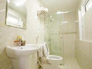 een badkamer met een toilet, een wastafel en een douche bij Dong Quan villa in Da Lat
