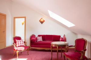 Posezení v ubytování La Fischhutte, The Originals Relais
