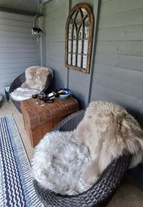 een kamer met twee huisdierbedden en een tafel bij Beautiful Cabin near Padstow in Padstow