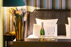 巴黎的住宿－巴黎加布里埃爾酒店，桌子上放有一瓶葡萄酒和两杯酒