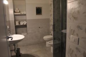 ein Bad mit einem WC und einem Waschbecken in der Unterkunft Le Giramondo Appartamento Carolina in Caserta