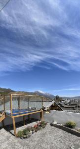 uma varanda com vista para o oceano em Lijiang Hengchang Baoyin Mohuakai Inn em Lijiang