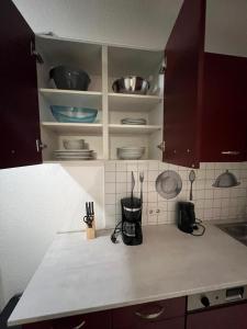 encimera de cocina con platos y utensilios en Fewo 6, en Gotha