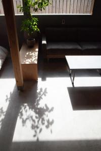 洲本市的住宿－MAGATAMA.INN，客厅配有沙发和桌子