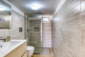 ein Bad mit einer Dusche, einem WC und einem Waschbecken in der Unterkunft Casa Gianna in Marina di Pescoluse
