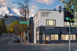 eine Straßenecke mit einem Gebäude mit einem schneebedeckten Berg in der Unterkunft Summit Lofts Boutique Hotel in Mount Shasta