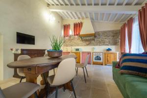 a kitchen and dining room with a wooden table and chairs at Villa D'Epoca Carniani in Arezzo