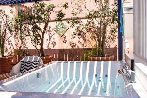 a hot tub in a backyard with trees at Iommella luxury flat - Schifano in Sant'Agnello