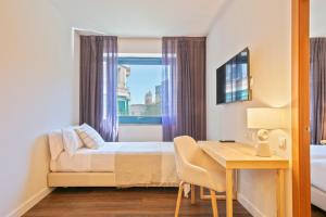 Televízia a/alebo spoločenská miestnosť v ubytovaní Hotel Acta Azul Barcelona