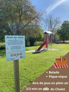 ein Schild in einem Park mit Spielplatz in der Unterkunft Le Chalet avec jacuzzi privatif in Nargis