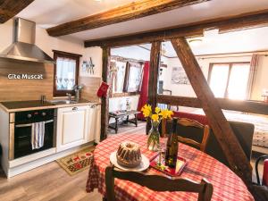 a kitchen and dining room with a table at Gîtes de la Maison Vigneronne, au Coeur de Ribeauvillé in Ribeauvillé