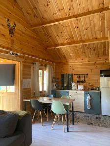 Kuchyň nebo kuchyňský kout v ubytování Le Chalet avec jacuzzi privatif