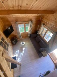 TV a/nebo společenská místnost v ubytování Le Chalet avec jacuzzi privatif