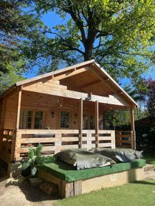 Zahrada ubytování Le Chalet avec jacuzzi privatif