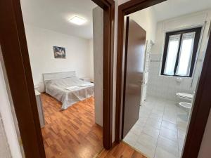 um quarto com uma cama e uma casa de banho em Il Laghetto - Residenza em Casorate Sempione