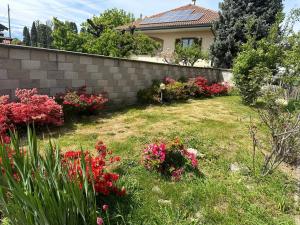 um jardim com flores em frente a uma casa em Il Laghetto - Residenza em Casorate Sempione