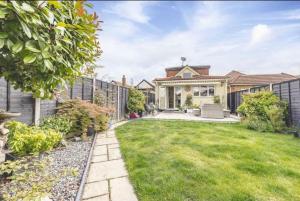 an image of a house with a garden at Large Bungalow to sleep up to 8 in Slough
