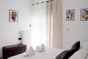 Un dormitorio con una cama con zapatos blancos. en Ermis Mini Suite # 01, en Chalkida