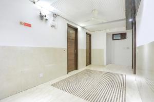 una habitación vacía con una puerta y una alfombra en FabExpress Lotus Palace, en Nueva Delhi