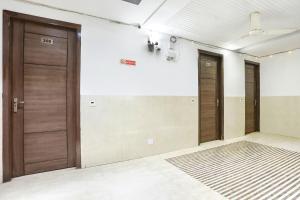 una fila de puertas en una habitación con alfombra en FabExpress Lotus Palace, en Nueva Delhi
