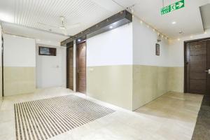una habitación vacía con una puerta y una alfombra en FabExpress Lotus Palace, en Nueva Delhi