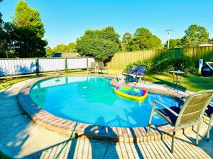 una pequeña piscina con un bote de juguete. en Eildon Lake Motel, en Eildon