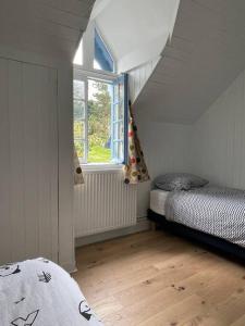 Zimmer mit 2 Betten und einem Fenster in der Unterkunft Villa Julia Marie in Saint-Valéry-en-Caux