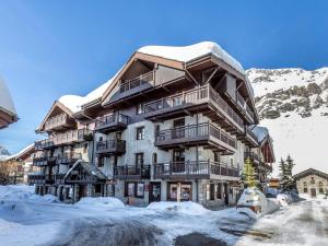 a large building covered in snow with snow at Appartement Val-d'Isère, 5 pièces, 8 personnes - FR-1-694-106 in Val-d'Isère